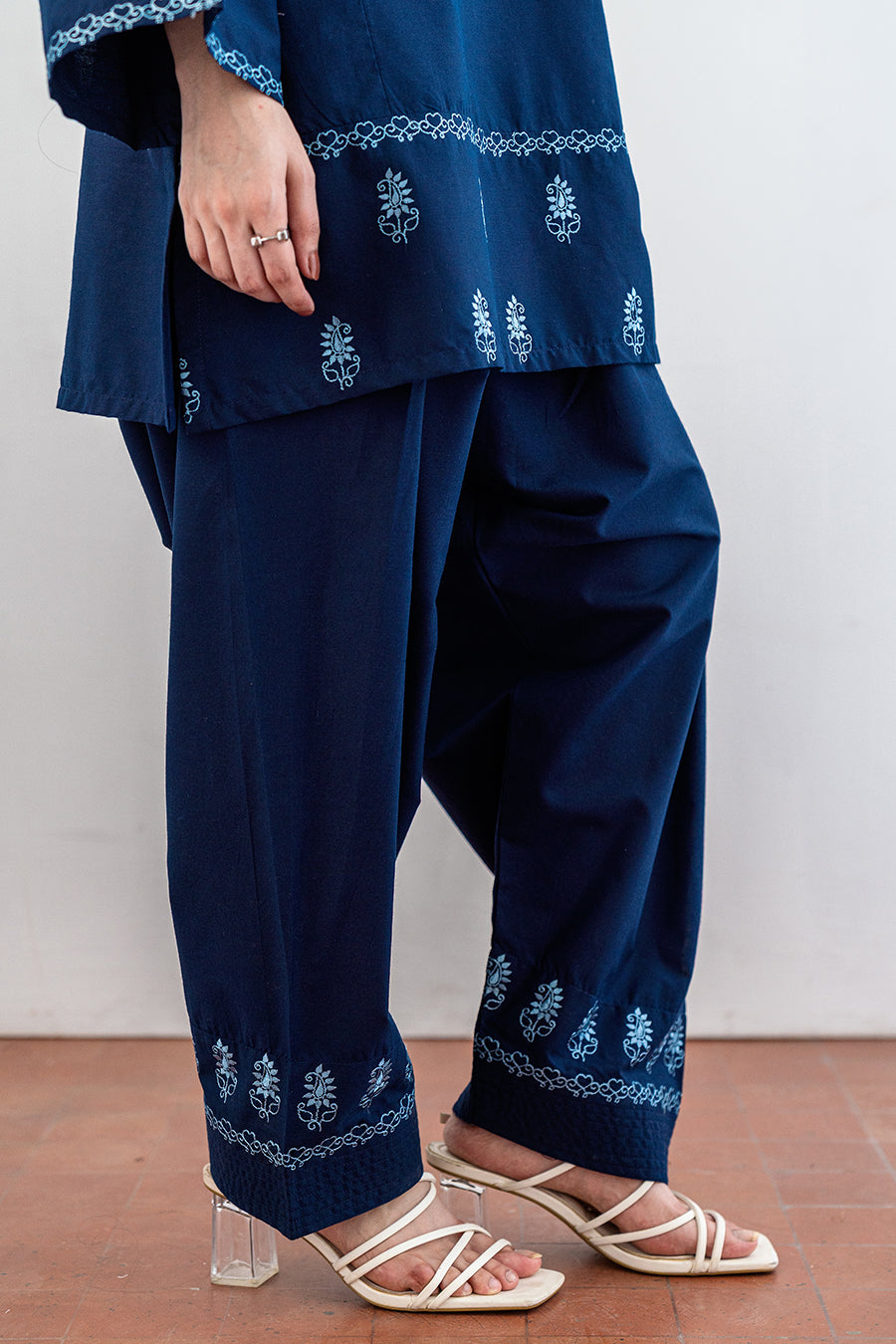 EMBROIDERED SET