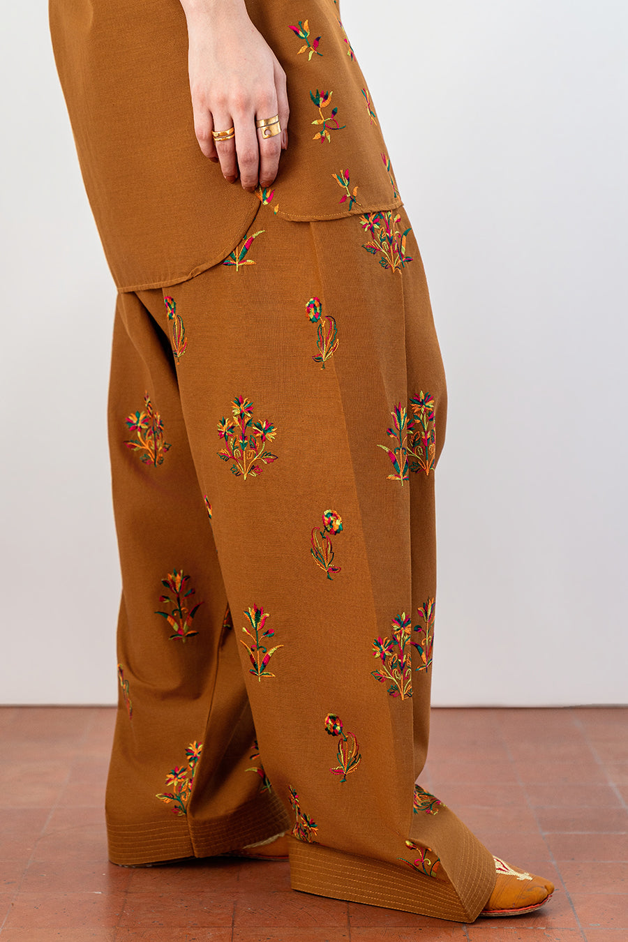 EMBROIDERED SET