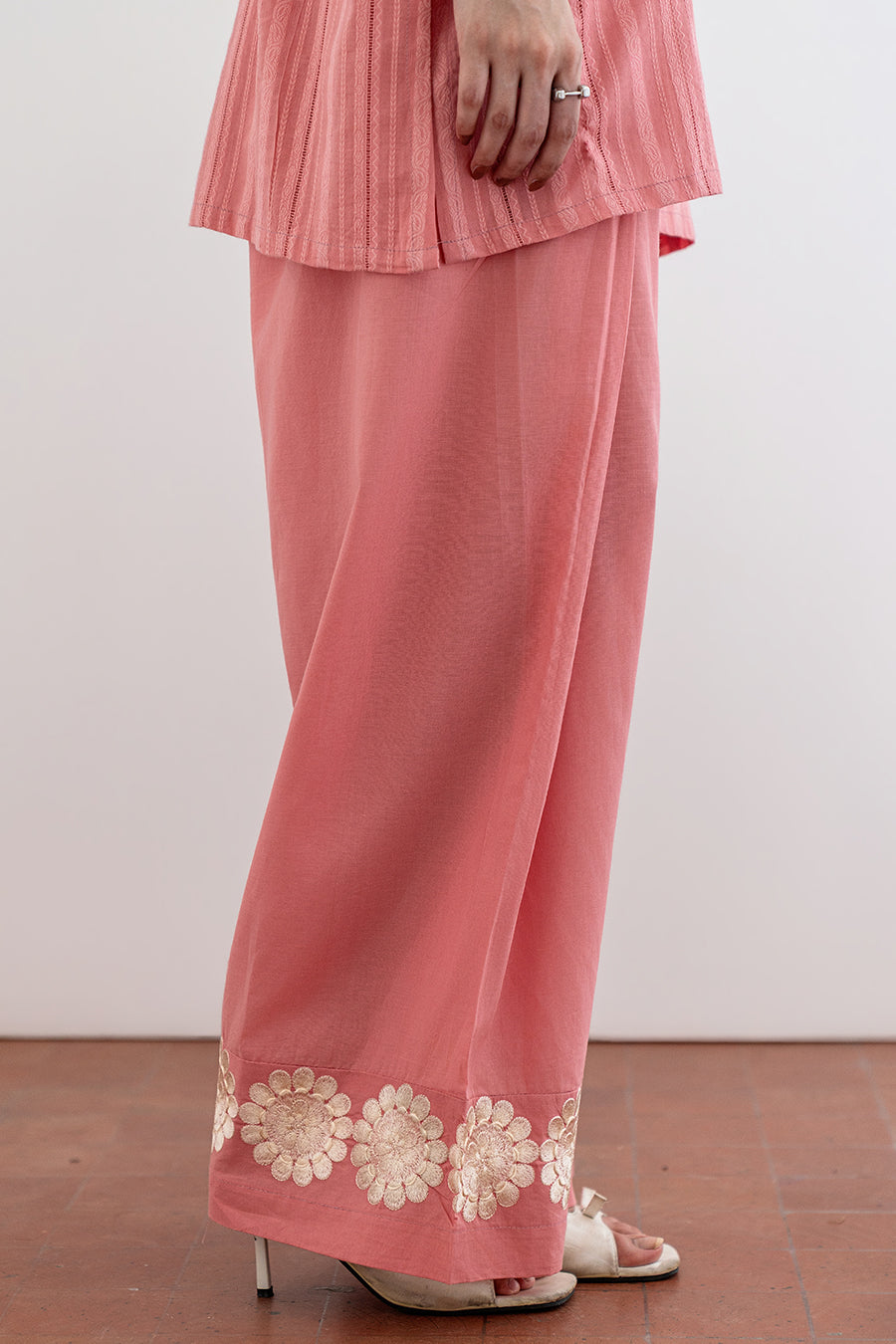 EMBROIDERED SET
