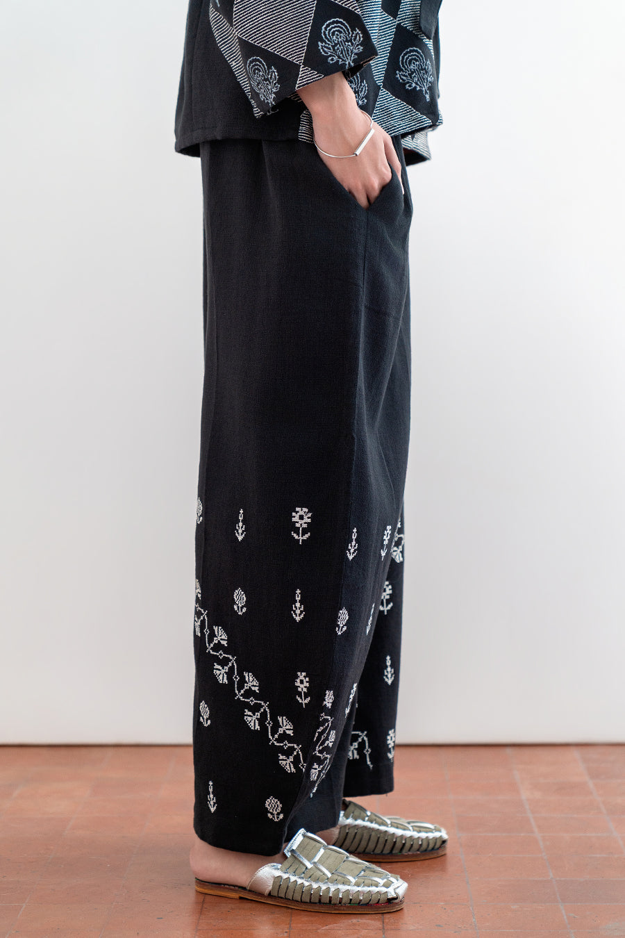 EMBROIDERED BARREL PANTS