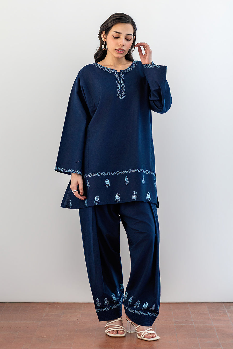 EMBROIDERED SET
