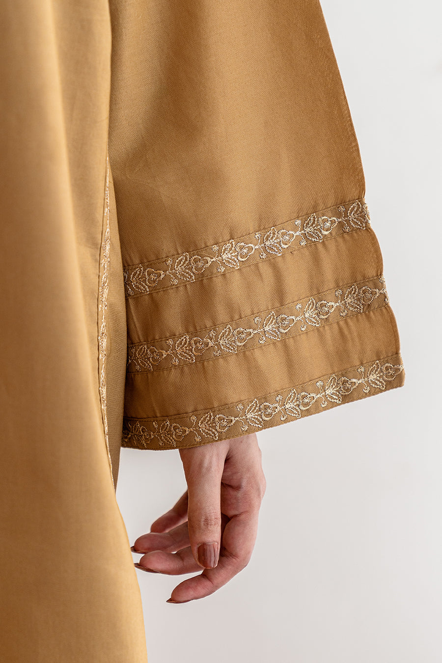 EMBROIDERED SET