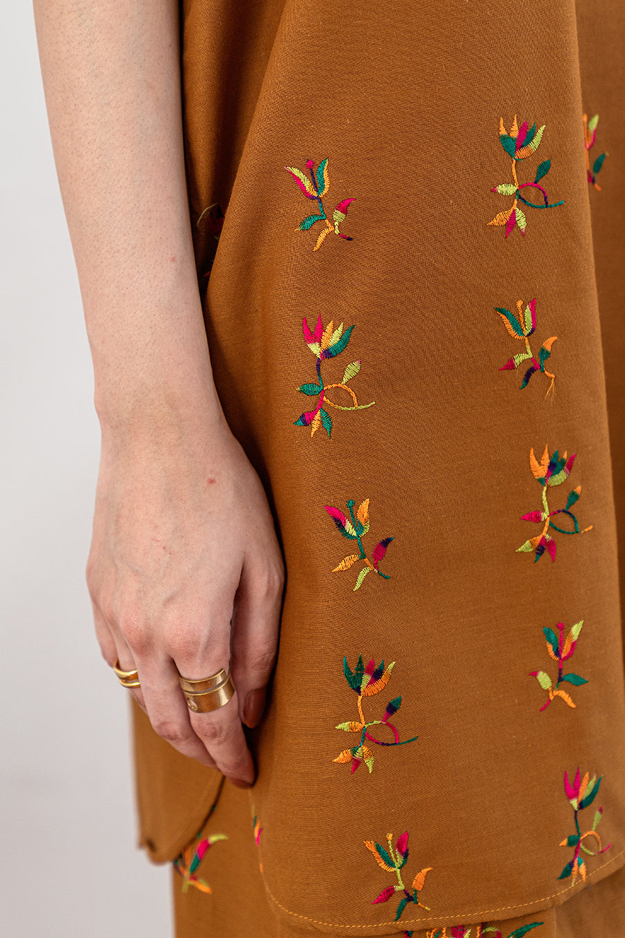 EMBROIDERED SET