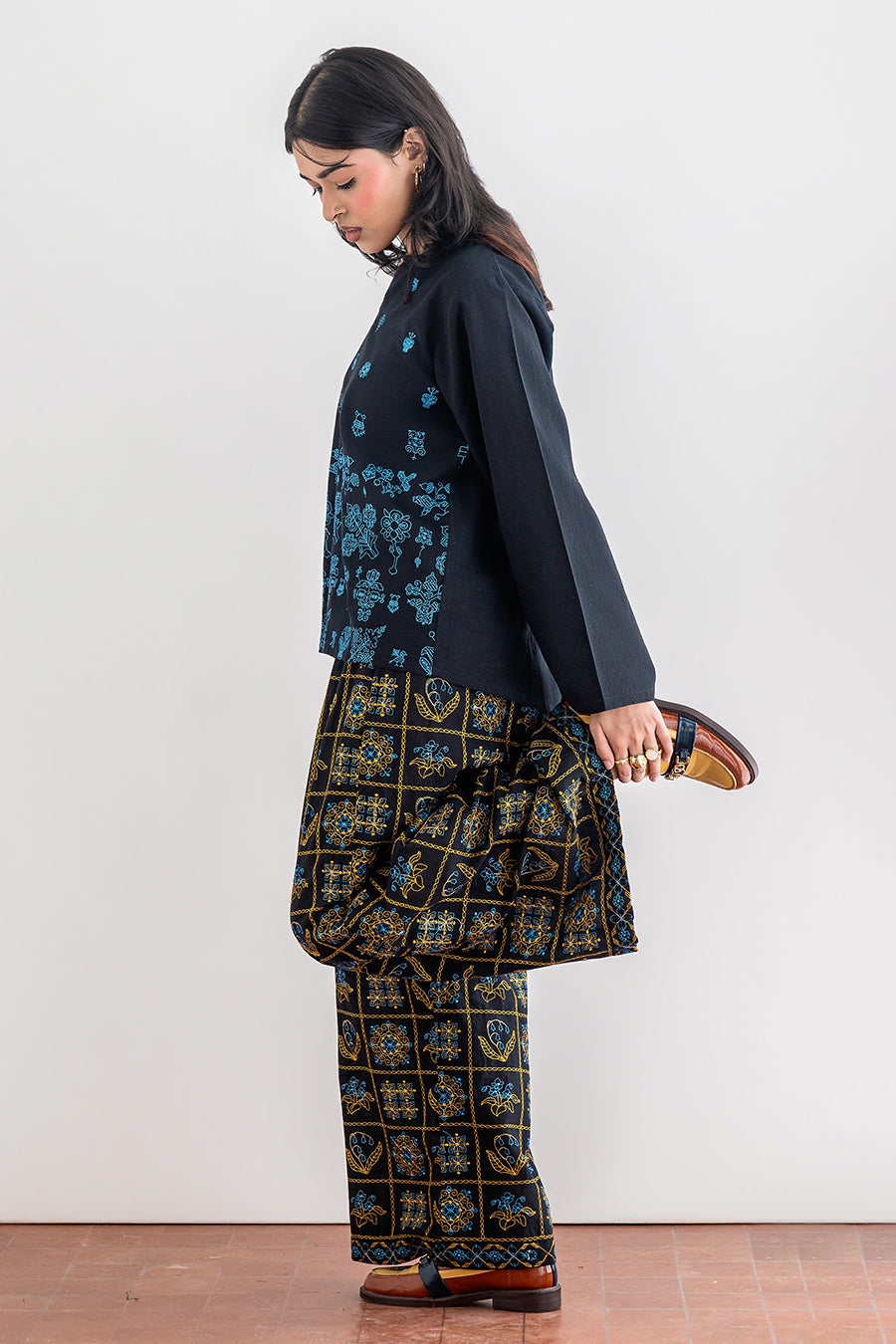 EMBROIDERED TOP